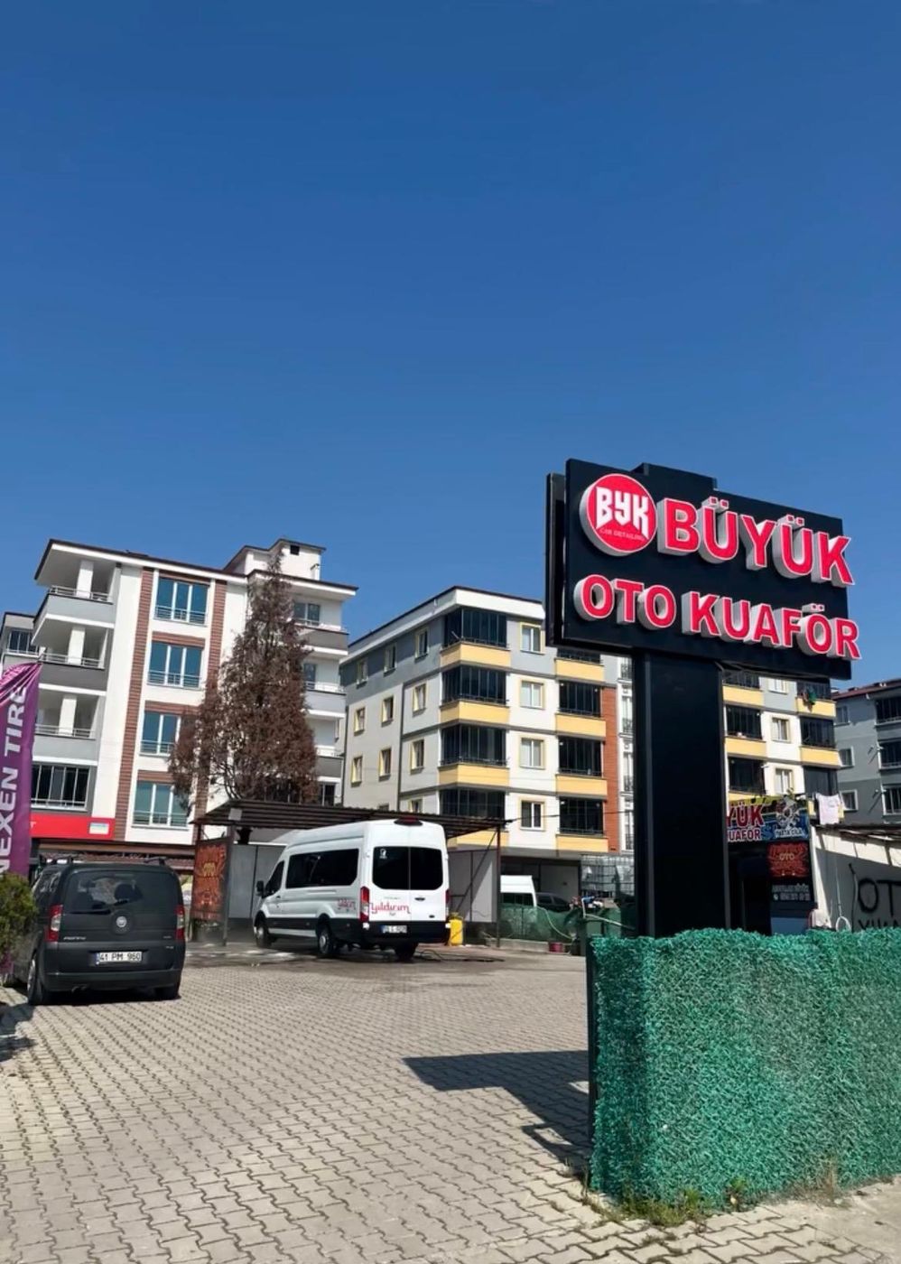 Büyük Oto Kuaför totem tabelası
