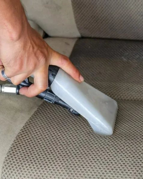 Kumaş koltuğun makineyle derinlemesine yıkanması